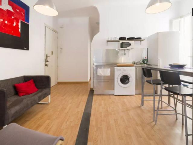 Double bed in Room in a shared 5 bedroom apartment for rent in Castellana, professionals only