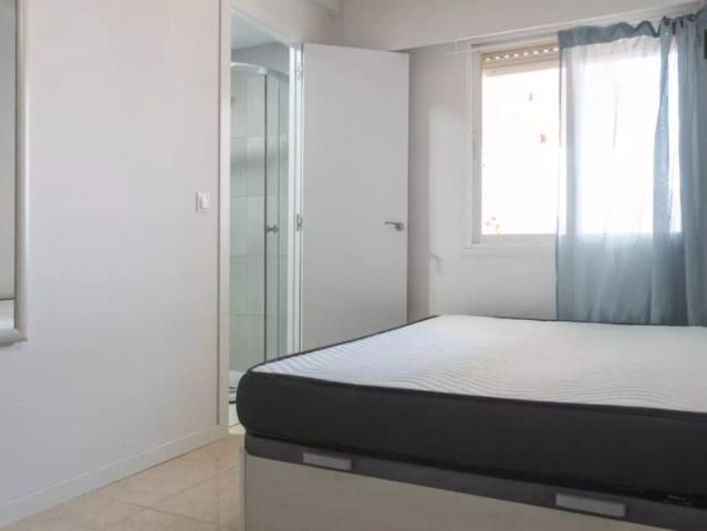 Double bed in Room in a shared 5 bedroom apartment for rent in Casco Histórico de Vallecas