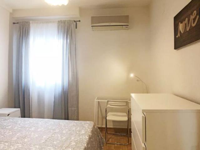 Double bed in Room in a shared 5 bedroom apartment for rent in Cuatro Caminos, professionals and students only