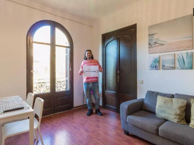Double bed in Room in a shared 5 bedroom apartment for rent in el Fort Pienc, professionals only