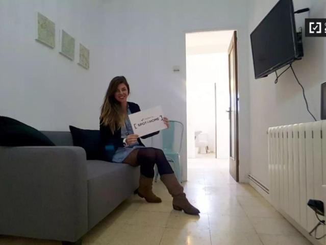 Double bed in Room in a shared 5 bedroom apartment for rent in El Gòtic, professionals only