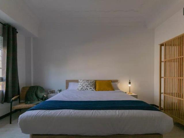 Double bed in Room in a shared 5 bedroom apartment for rent in El Grau, professionals and students only