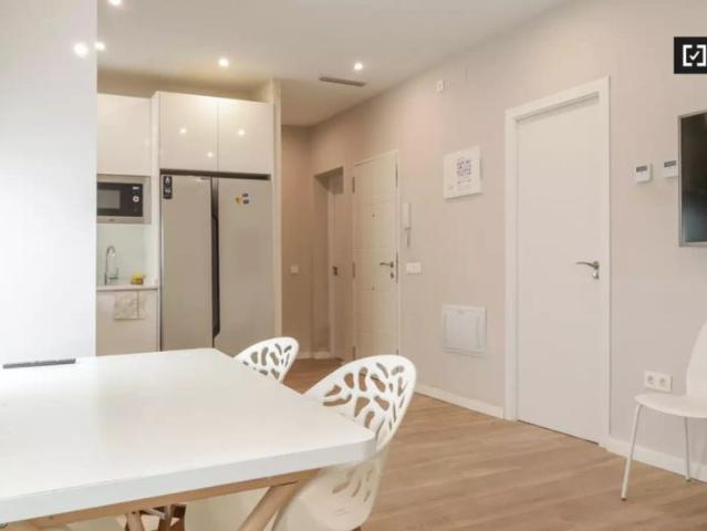 Double bed in Room in a shared 5 bedroom apartment for rent in Getafe