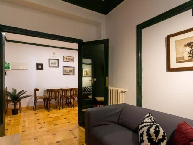 Double bed in Room in a shared 5 bedroom apartment for rent in Hispanoamérica