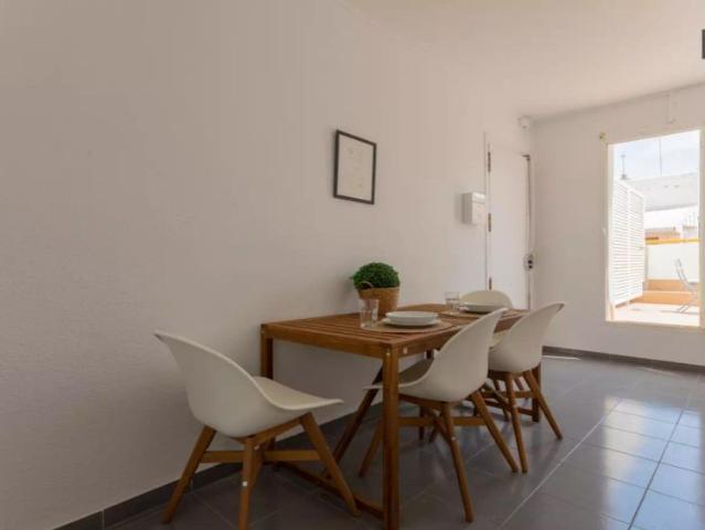 Double bed in Room in a shared 5 bedroom apartment for rent in La Gran Vía, professionals and students only