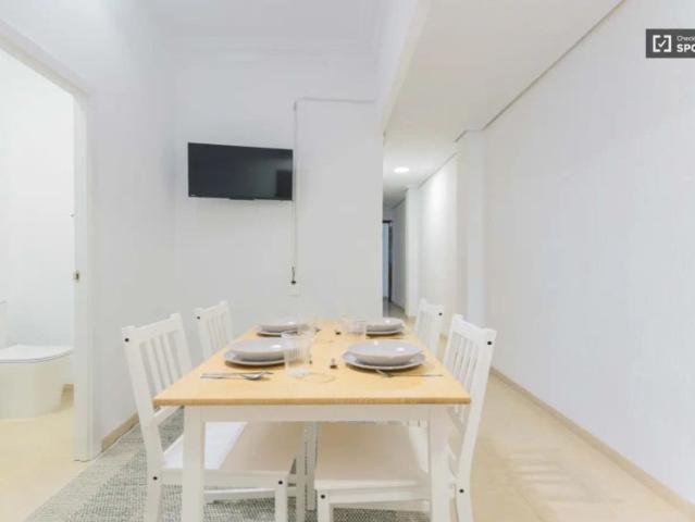 Double bed in Room in a shared 5 bedroom apartment for rent in Nou Moles