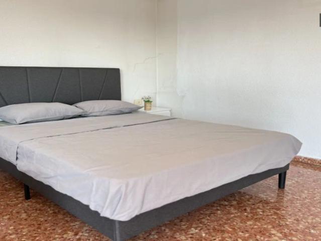 Double bed in Room in a shared 5 bedroom apartment for rent in Russafa, Valencia