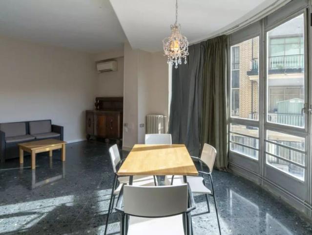 Double bed in Room in a shared 5 bedroom apartment for rent in Sant Francesc, Valencia, perfect for professionals and students