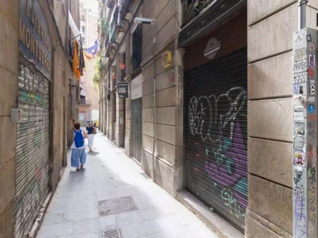 Double bed in Room in a shared 5 bedroom apartment for rent in Sant Pere Santa Caterina i la Ribera, only females, professionals