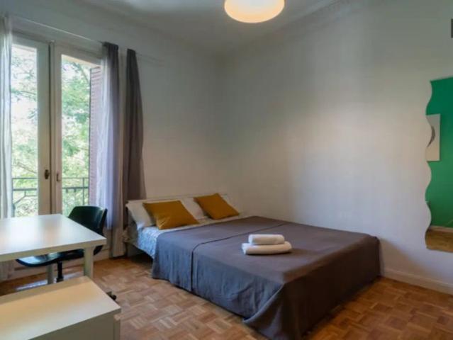 Double bed in Room in a shared 6 bedroom apartment for rent in Trafalgar