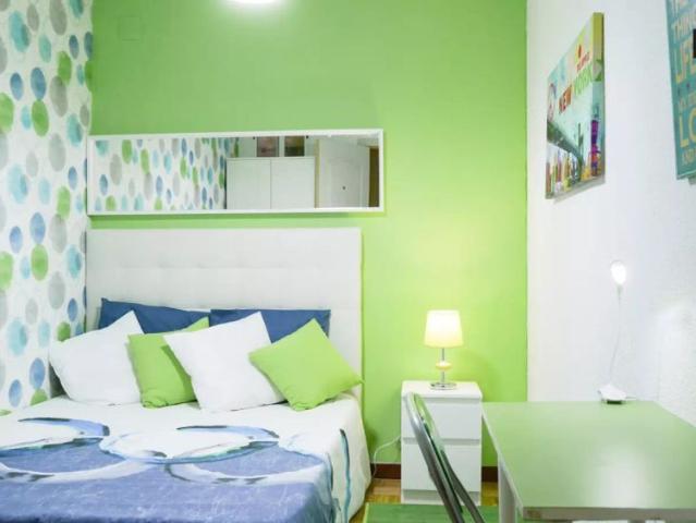 Double bed in Room in a shared 6 bedroom apartment for rent in Alcalá de Henares for professionals and students
