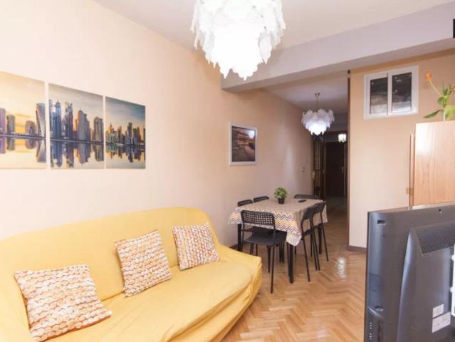 Double bed in Room in a shared 6 bedroom apartment for rent in Alcalá de Henares, Madrid