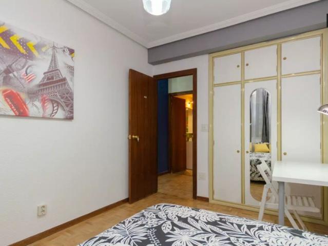 Double bed in Room in a shared 6 bedroom apartment for rent in Alcalá de Henares, no couples