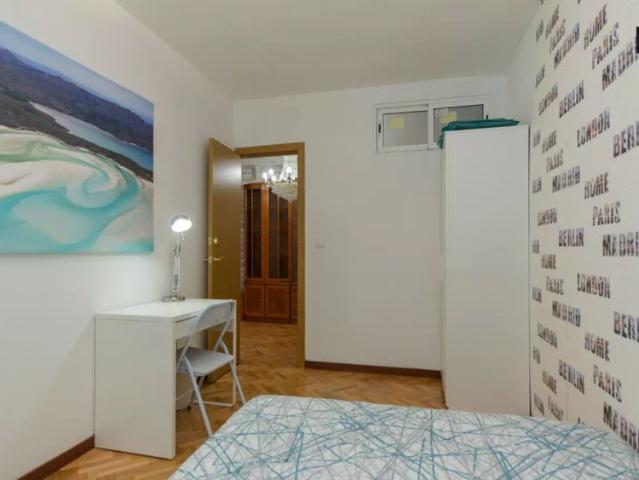 Double bed in Room in a shared 6 bedroom apartment for rent in Alcalá de Henares, no couples