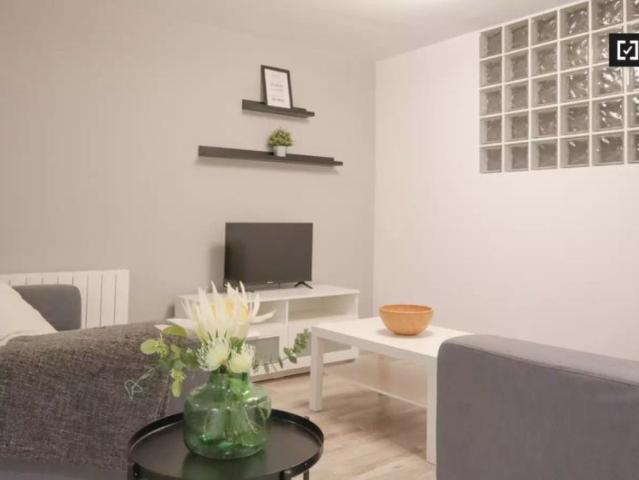 Double bed in Room in a shared 6 bedroom apartment for rent in Aluche, perfect for professionals and students