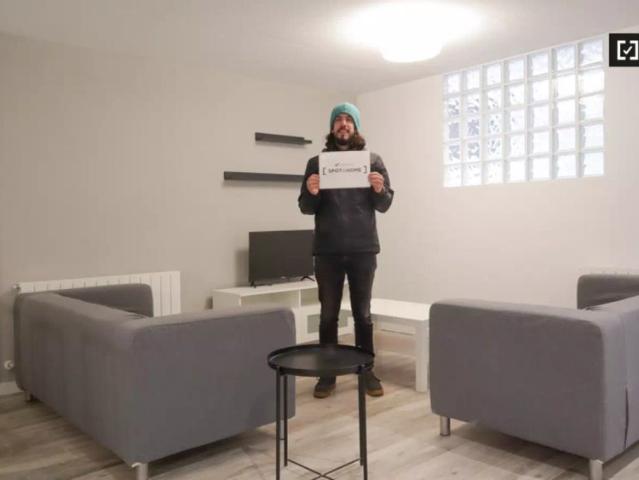Double bed in Room in a shared 6 bedroom apartment for rent in Aluche, perfect for professionals and students