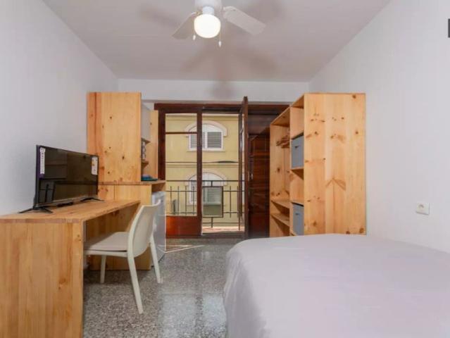Double bed in Room in a shared 6 bedroom apartment for rent in Burjassot