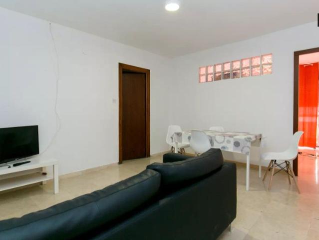 Double bed in Room in a shared 6 bedroom apartment for rent in Camino de Ronda, professionals and students only