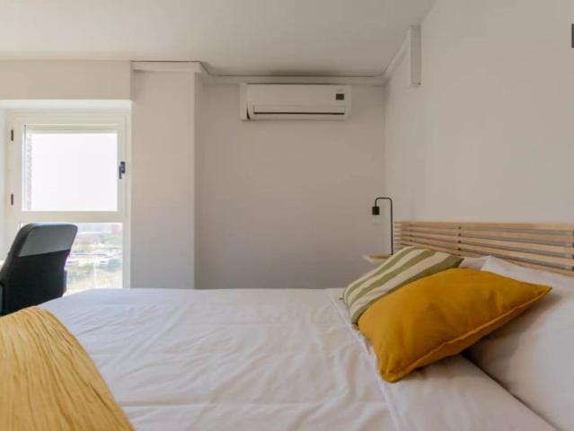 Double bed in Room in a shared 6 bedroom apartment for rent in Ciutat Jardí, Valencia