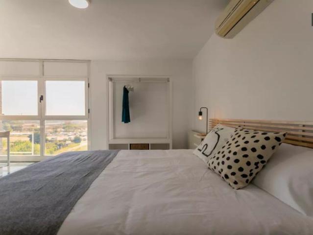 Double bed in Room in a shared 6 bedroom apartment for rent in Ciutat Jardí, Valencia