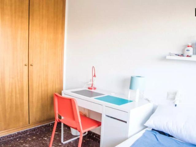 Double bed in Room in a shared 6 bedroom apartment for rent in La Vega Baixa, only students