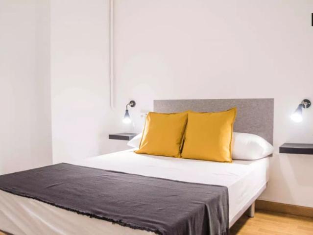 Double bed in Room in a shared 6 bedroom apartment for rent in Russafa, professionals and students only
