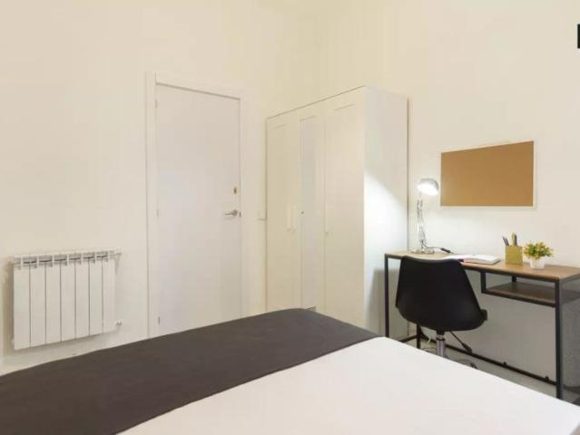 Double bed in Room in a shared 6 bedroom apartment for rent in San Diego, Madrid, perfect for professionals and students