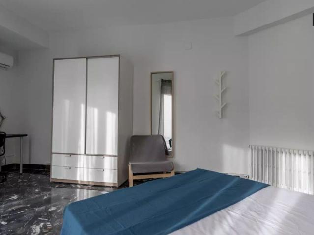 Double bed in Room in a shared 8 bedroom apartment for rent in Sant Francesc, suitable for professionals and students