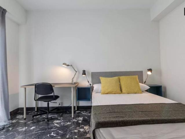Double bed in Room in a shared 8 bedroom apartment for rent in Sant Francesc, suitable for professionals and students