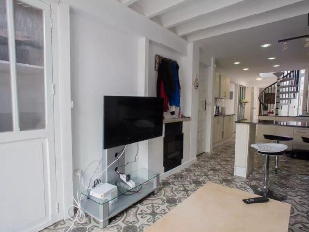 Double bed in Rooms for rent in modern 3 bedroom apartment in Poblats Marítims, Valencia