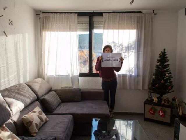 Double bed in Rooms for rent in neat 3 bedroom apartment in Horta