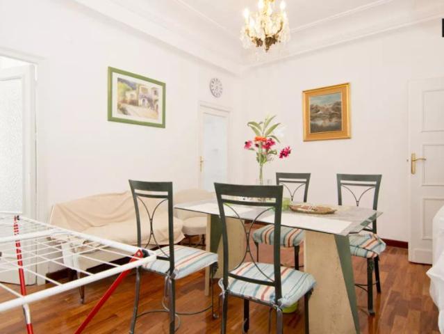 Double bed in Rooms for rent in big 4 bedroom apartment near El Retiro Park