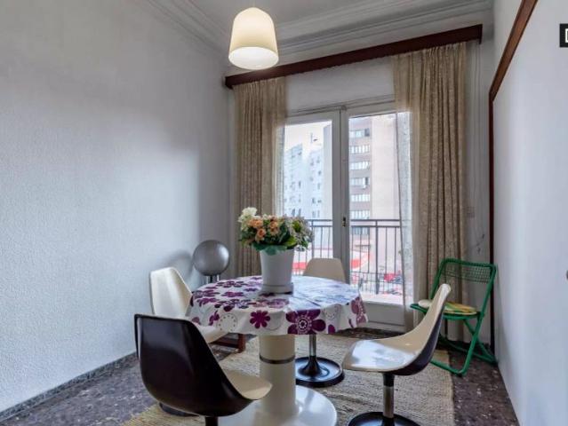 Double bed in Rooms for rent in furnished 7 bedroom apartment in Quatre Carreres