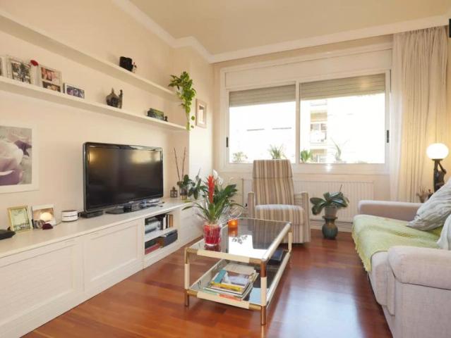 Double bed in Rooms for rent in stylish 3 bedroom apartment in Gràcia
