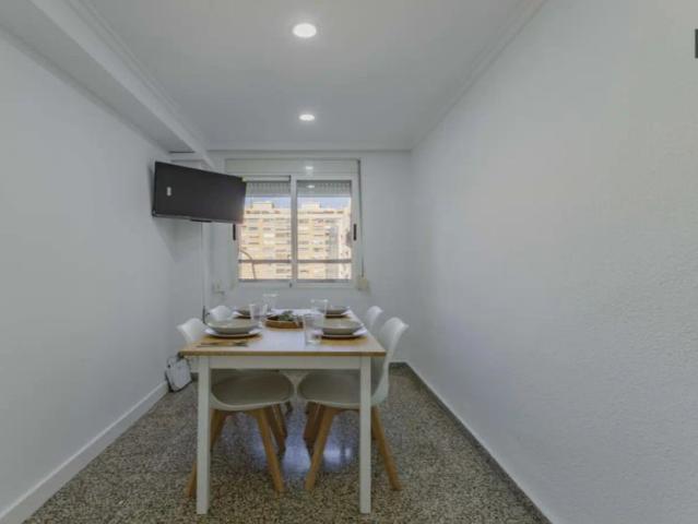 Double bed in Rooms for rent in shared apartment in Valencia