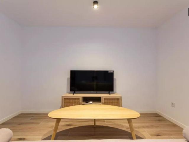 Double bed in Rooms for rent in 3 bedroom apartment in Cabañal