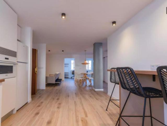 Double bed in Rooms for rent in 3 bedroom apartment in Cabañal