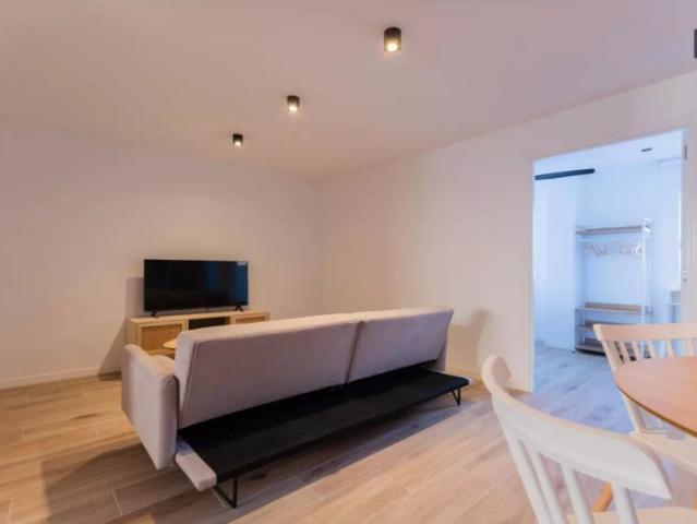Double bed in Rooms for rent in 3 bedroom apartment in Cabañal