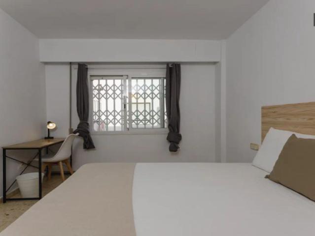 Double bed in Rooms for rent in 4 bedroom apartment in Camins Al Grau