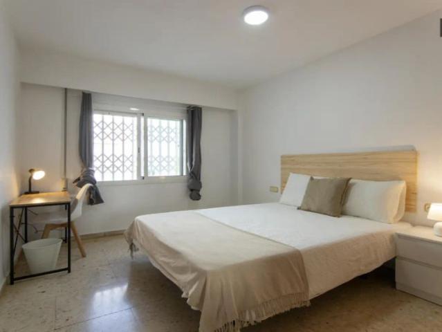 Double bed in Rooms for rent in 4 bedroom apartment in Camins Al Grau