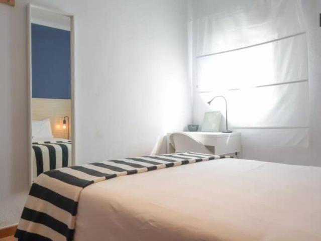 Double bed in Rooms for rent in 4 bedroom apartment in Prosperidad