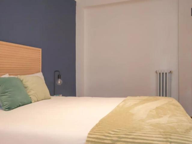 Double bed in Rooms for rent in 4 bedroom apartment in Prosperidad