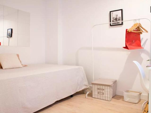 Double bed in Rooms for rent in 4 bedroom apartment in Tetuán
