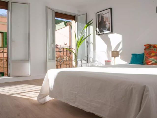Double bed in Rooms for rent in 4 bedroom apartment in Tetuán