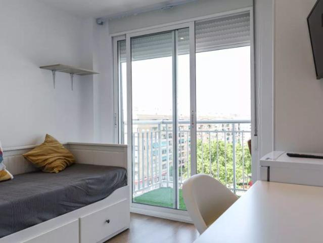 Double bed in Rooms for rent in 4 bedroom apartment in Valencia