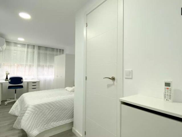 Double bed in Rooms for rent in 4 bedroom apartment with AC in Algirós, near beach