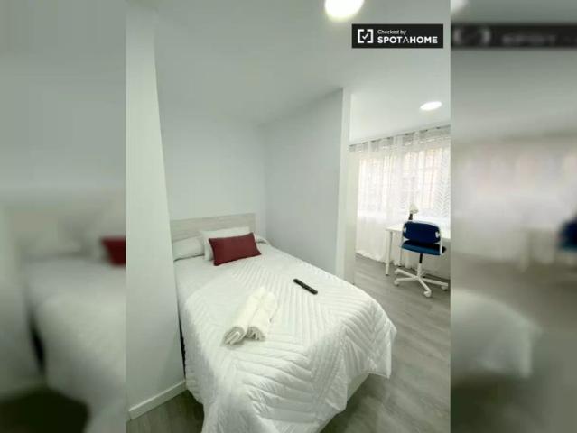 Double bed in Rooms for rent in 4 bedroom apartment with AC in Algirós, near beach