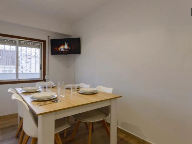 Double bed in Rooms for rent in 5 bedroom apartment in Extramurs