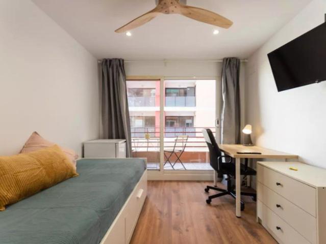 Double bed in Rooms for rent in 5 bedroom apartment in Valencia