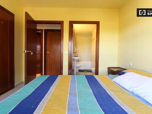 Double bed in Rooms for rent in 5 bedroom apartment in Vallecas